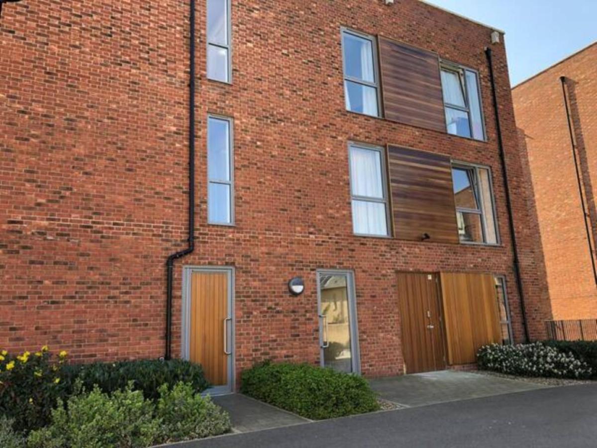 Contemporary Trumpington Apartment With Self Check-In ,Free On-Site Parking, Terrace, Super Fast Wifi & 5 Mins Drive To Papworth & Addenbrookes Hospitals Cambridge  Extérieur photo